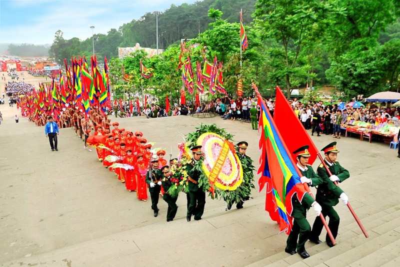 Một đoàn rước lễ trong Lễ hội Đền Hùng, dẫn đoàn là các quân nhân