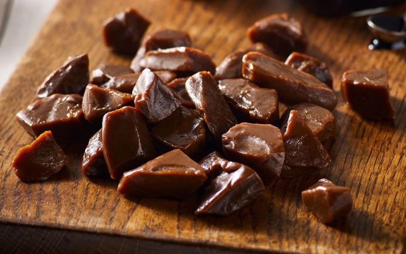 Kẹo bơ cứng nâu sẫm, hương caramel truyền thống