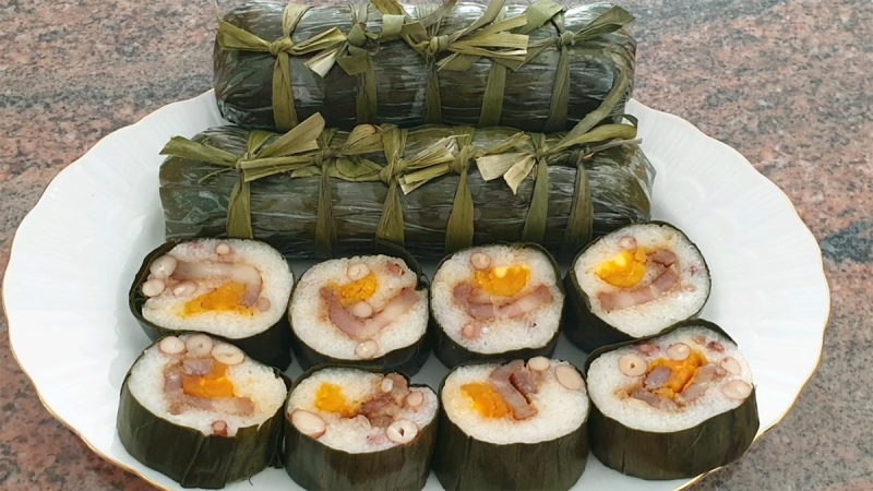 Bánh tét cắt thành từng khoanh và bày trên đĩa