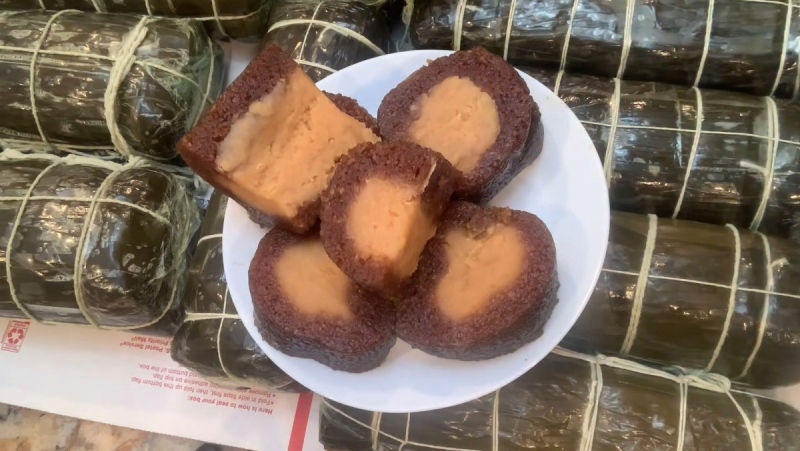 Bánh tét nước tro được bày trên đĩa