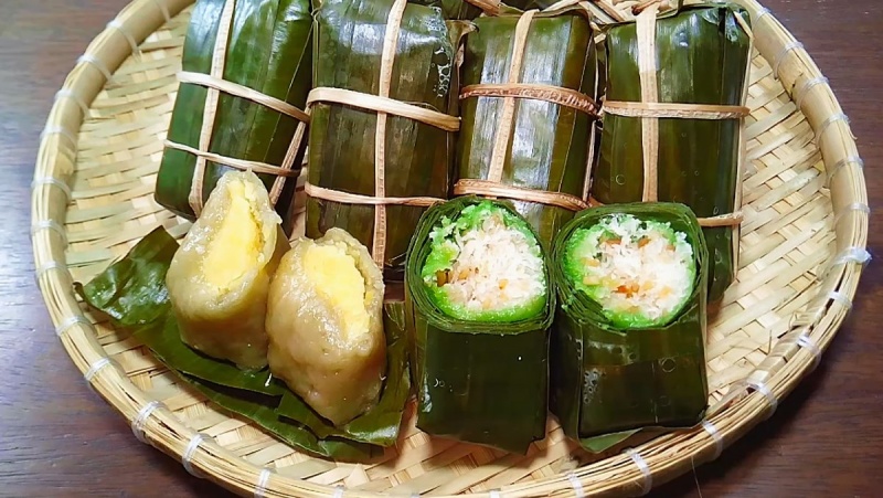 Bánh Tét cốm bày trên mẹt tre