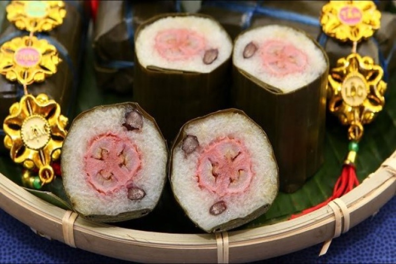 Bánh Tét trắng nhân chuối bày trong mâm ngày Tết