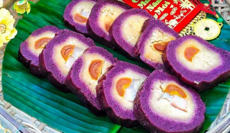 Bánh Tét lá cẩm tím nhân trứng muối và thịt 