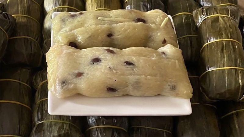 Bánh Tét dừa bóc vỏ và bày trên đĩa