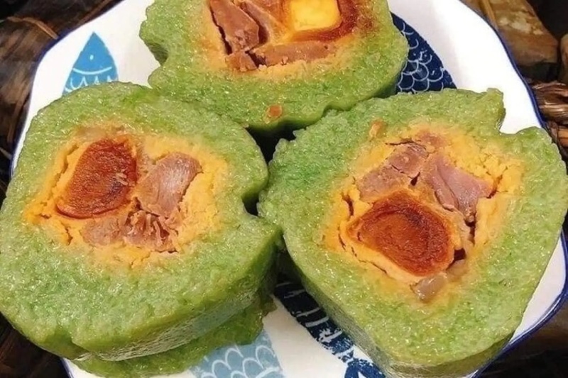 Bánh Tét nhân trứng muối và thịt heo