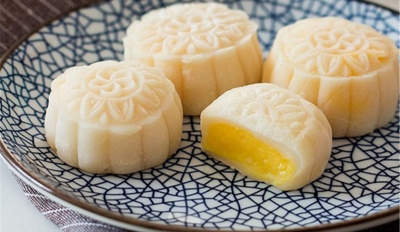 Bánh Trung Thu dẻo nhân đậu xanh, vỏ trắng mịn bày trên đĩa gốm