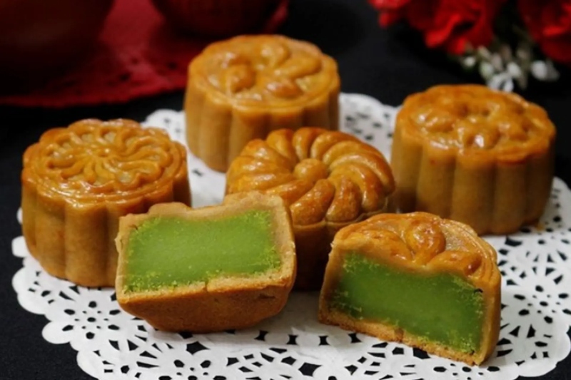 Bánh Trung Thu nướng nhân trà xanh, lớp vỏ vàng giòn