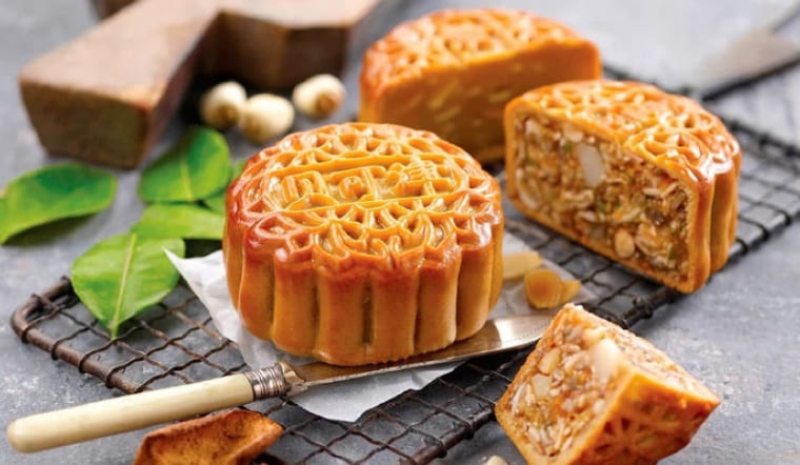 Bánh Trung Thu thập cẩm hạt điều và hạt sen 