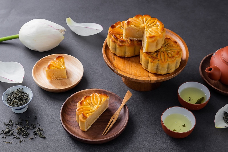 Bánh Trung Thu ít ngọt nhân hạt sen, bày cùng ấm trà
