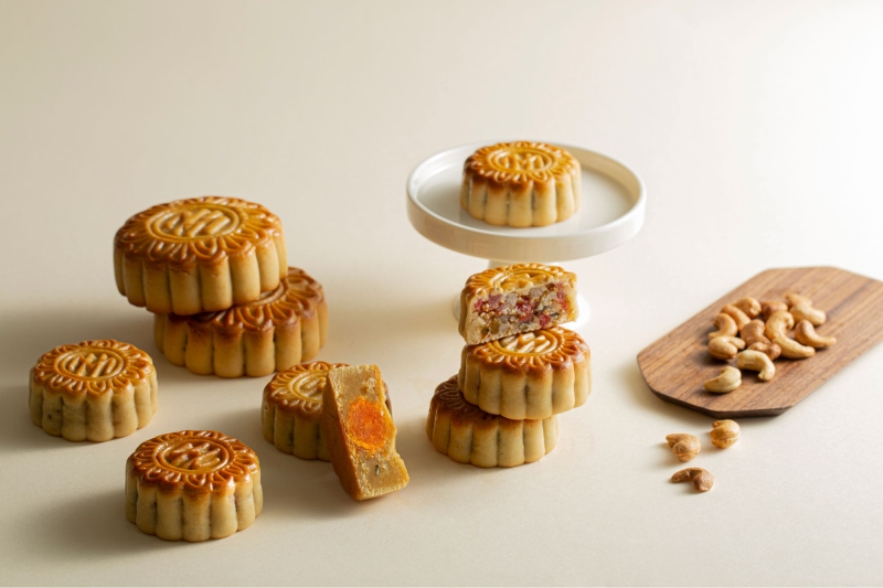 Bánh Trung Thu nhân trứng muối và hạt điều