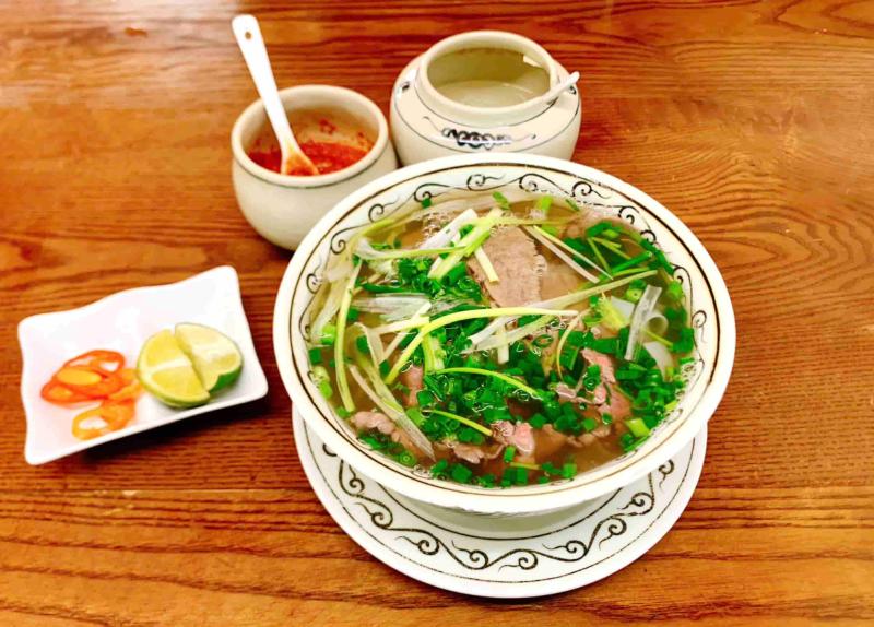 Phở bò Nam Định với sợi phở lớn, mềm mại
