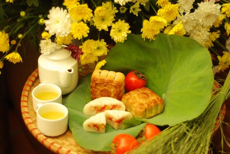 Mâm bánh Trung thu với trà và hoa cúc