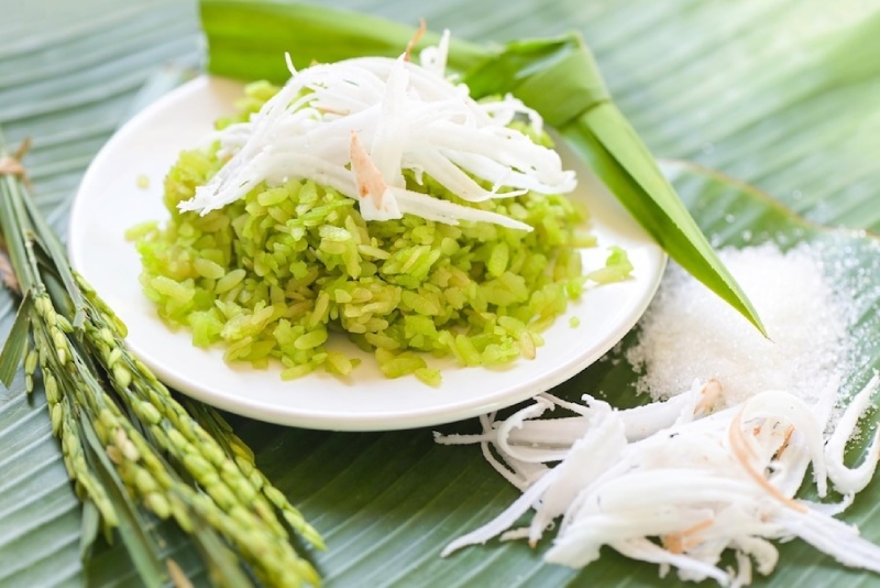 Cốm xanh Hà Nội ăn kèm dừa nạo