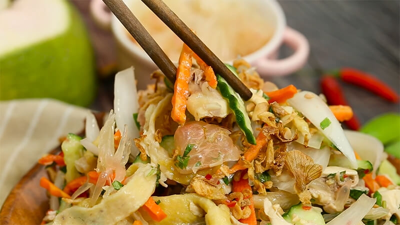 Gỏi bưởi trộn gà với rau thơm và ớt