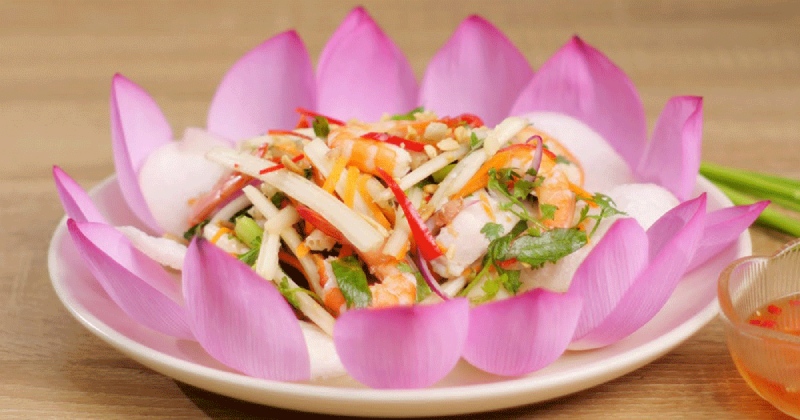 Gỏi ngó sen tôm thịt bày trong đĩa hoa sen