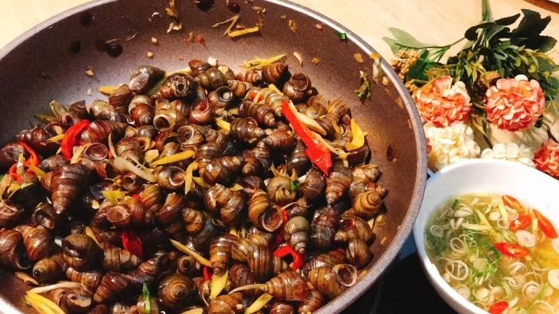 Chảo ốc xào sả ớt kèm bát nước chấm