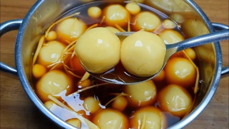 Chè trôi nước với viên bánh tròn trong nồi