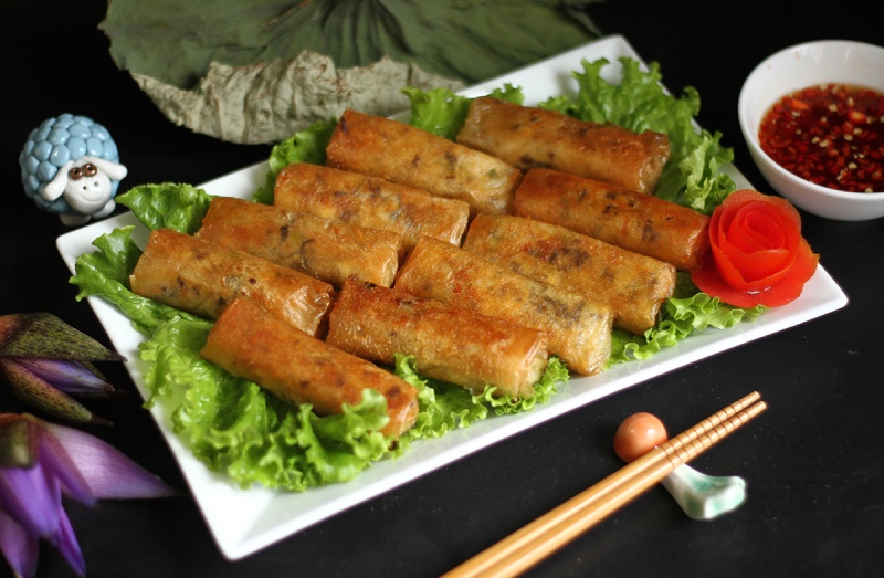 chả giò chay chấm cùng nước mắm chay rất cuốn vị