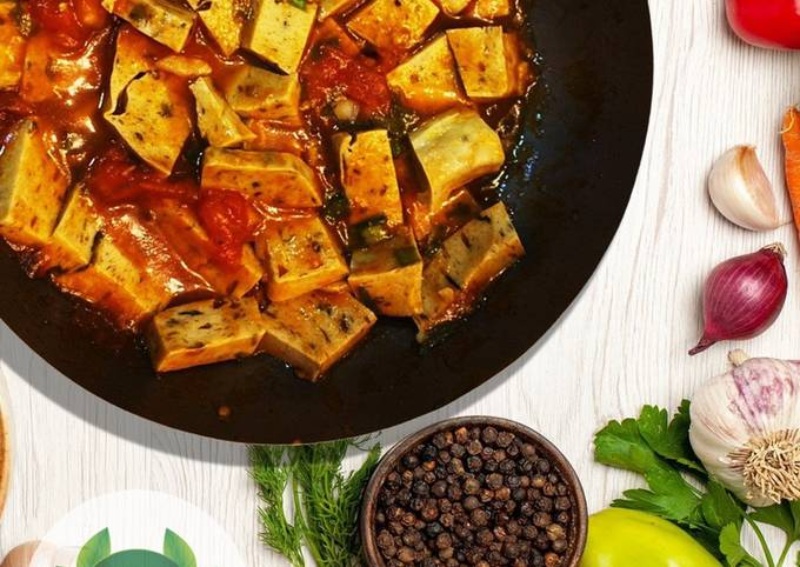 món chả chay sốt cà chua ăn cùng cơm nóng rất cuốn vị