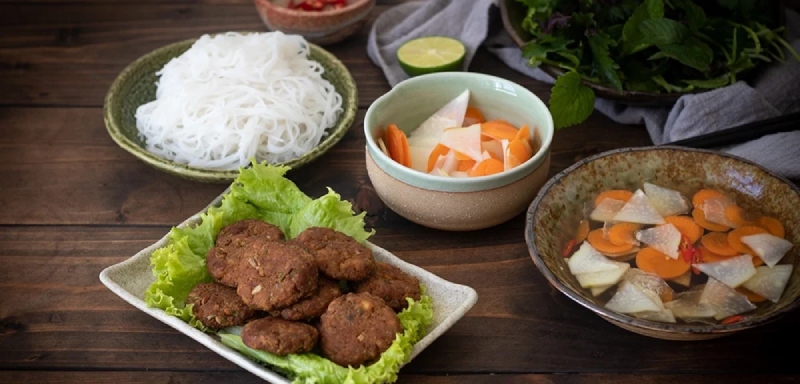 bún chả chay ăn kèm rau sống rất hấp dẫn