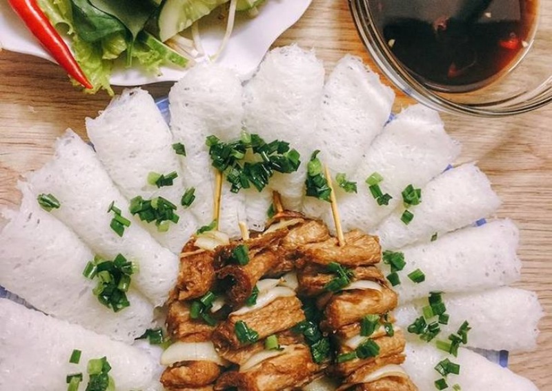 bánh hỏi ăn kèm với chả chay rất hợp vị