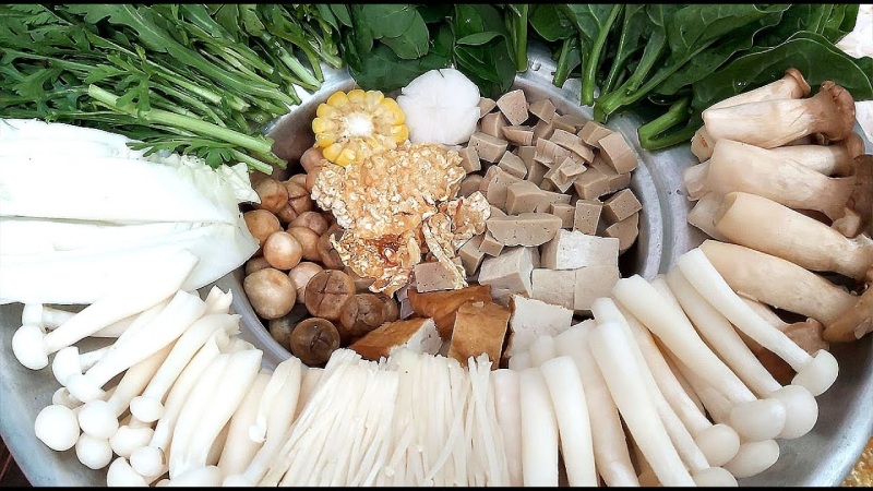 lẩu chả chay nấu cùng nấm rất hấp dẫn