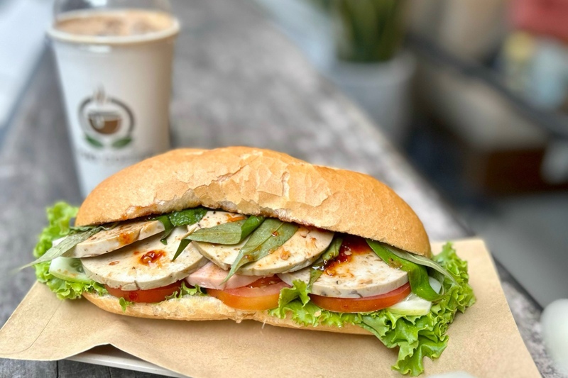 bánh mì kẹp chả chay thích hợp cho bữa sáng