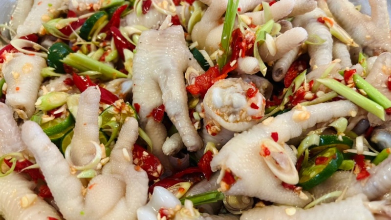 Món chân gà sả ớt chua cay