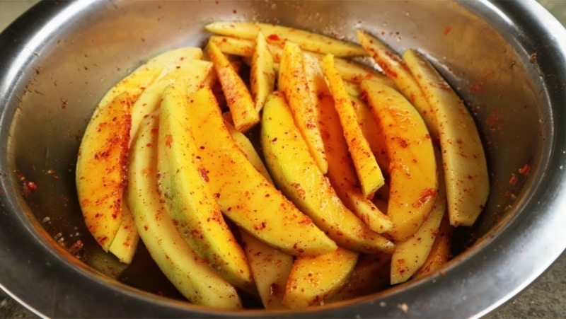 Món xoài lắc chua cay