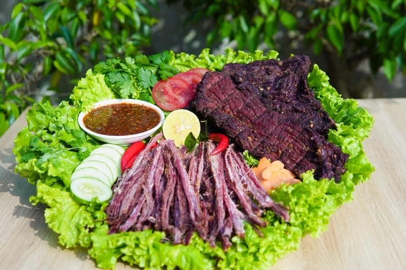Thịt trâu gác bếp ăn cùng rau sống và nước chấm