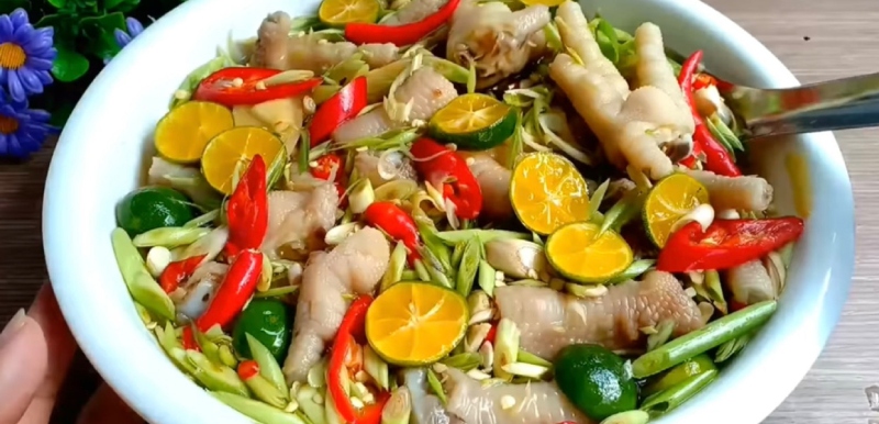 Chân gà sả tắc trộn ớt cay