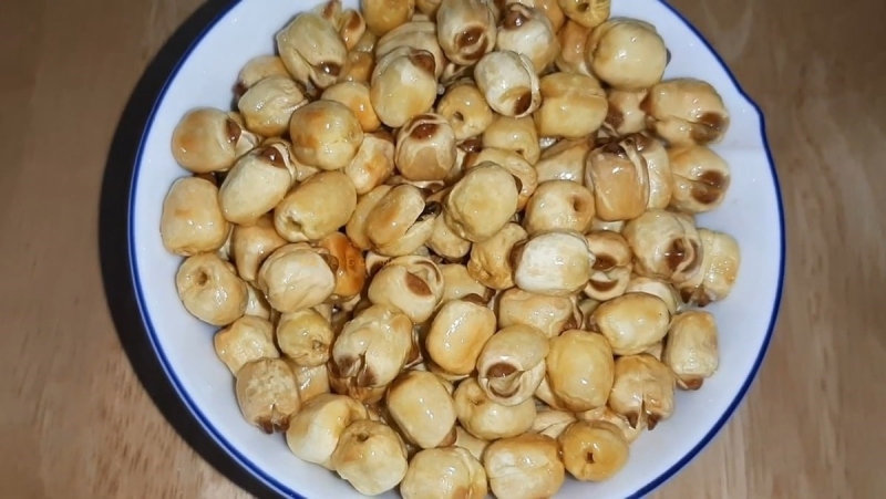 Hạt sen rang giòn vàng ươm