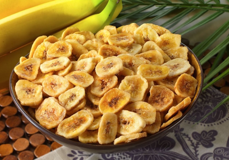 Chuối sấy giòn vàng trong tô