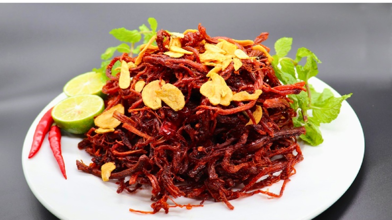 Khô heo cháy tỏi ăn kèm chanh ớt