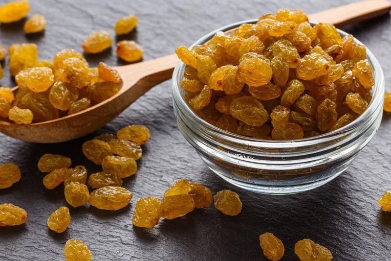 Nho khô đựng trong chén thủy tinh