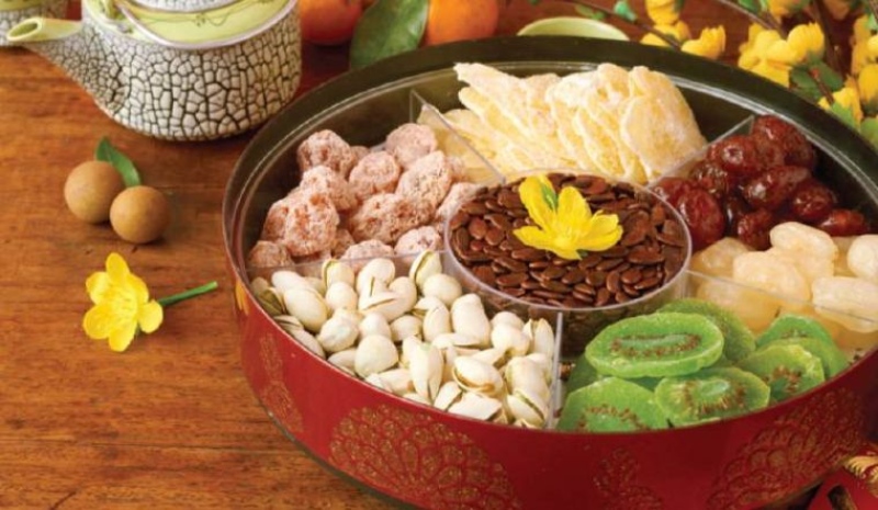 Khay bánh mứt kẹo Tết nhiều màu