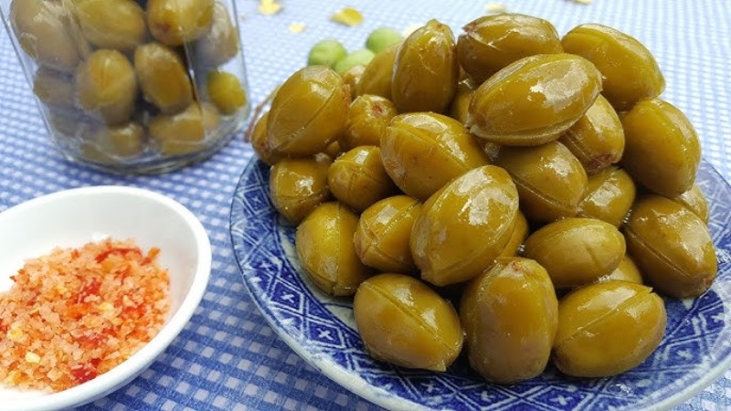 Cà na ngâm chua ngọt ăn kèm muối ớt