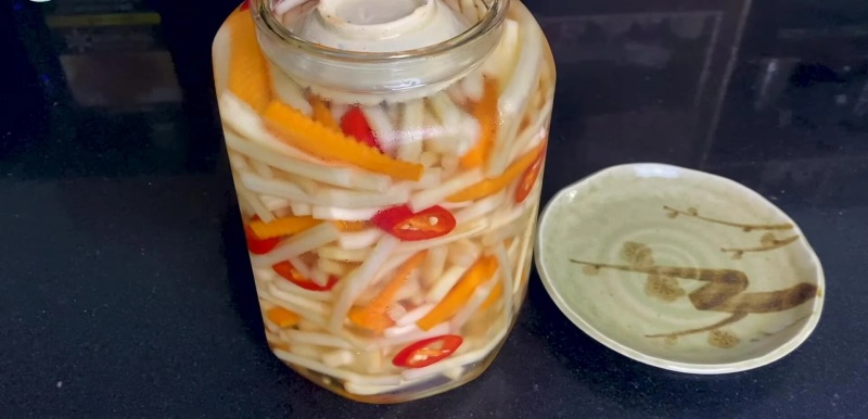 Ngó sen, cà rốt ngâm chua ngọt