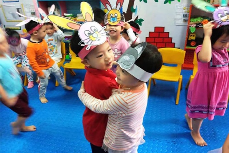 Các bé mẫu giáo chơi trò cáo và thỏ, cười đùa vui vẻ