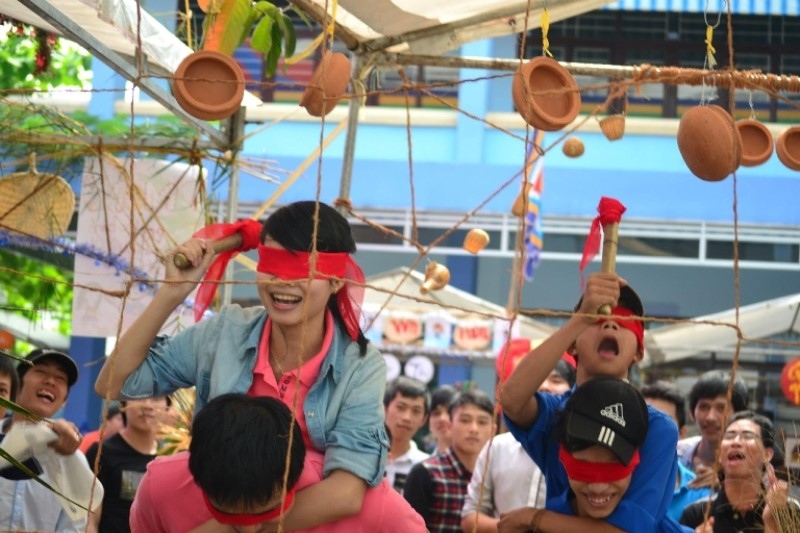 Tham gia trò chơi Trung Thu, bịt mắt và đập niu