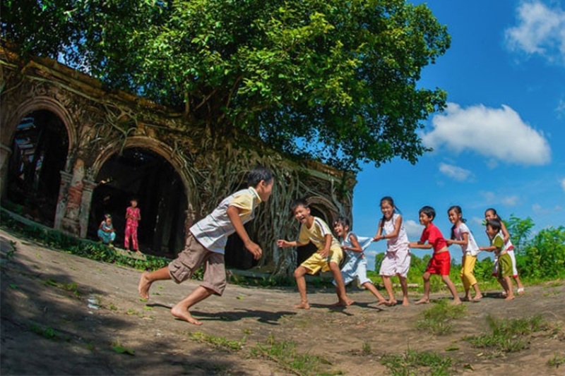 trẻ em chơi trò rồng rắn lên mây