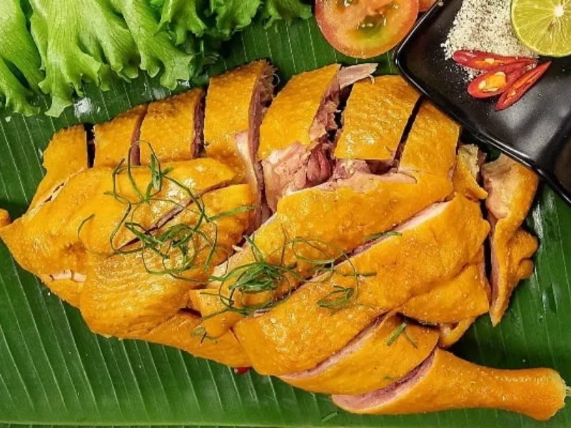Món gà ủ muối đậm đà