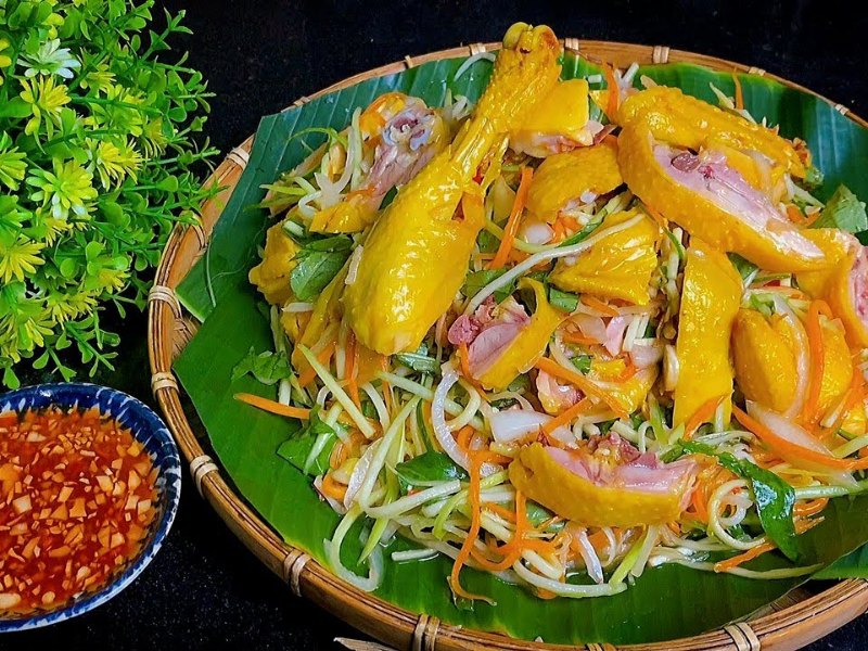 Món gà ủ muối xé phay