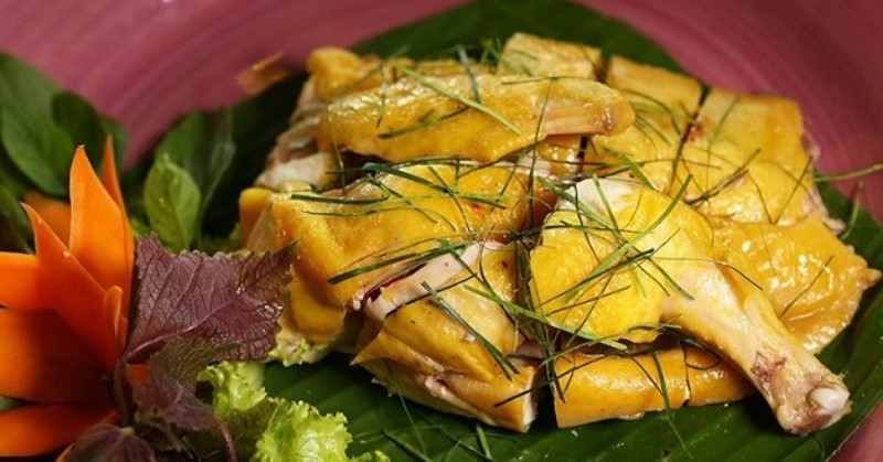 Gà ủ muối ăn kèm rau