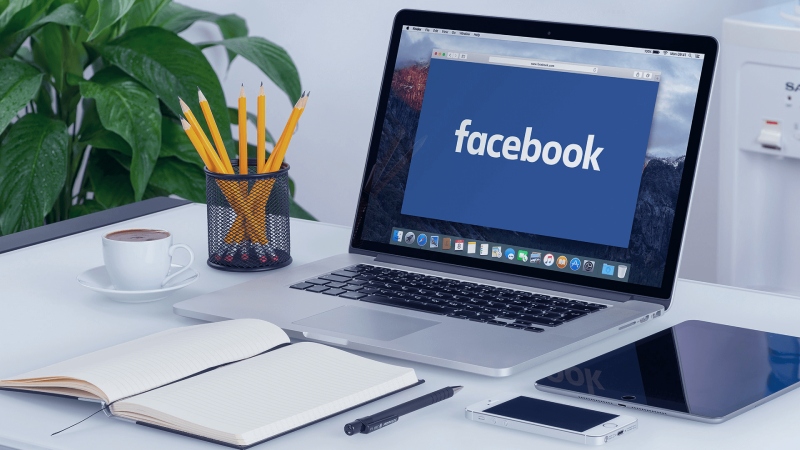 Máy tính hiển thị trang chủ Facebook