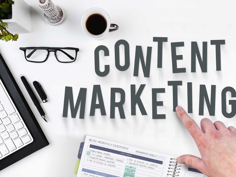 Bàn làm việc với chữ Content Marketing
