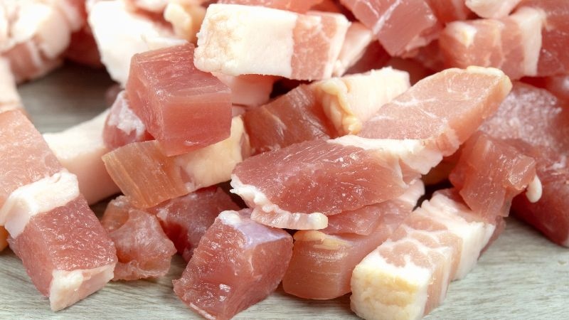 Cắt thịt thành từng khối có kích thước vừa lòng bàn tay