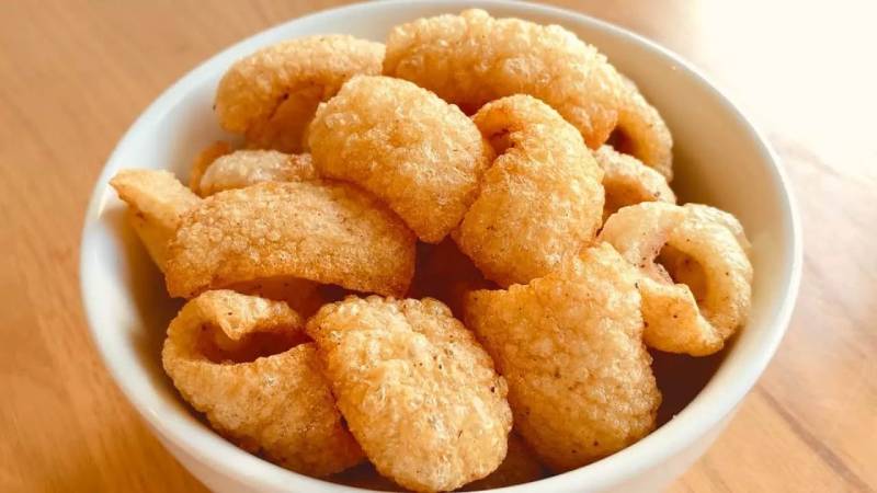 Da heo chiên phồng trong bát sứ trắng