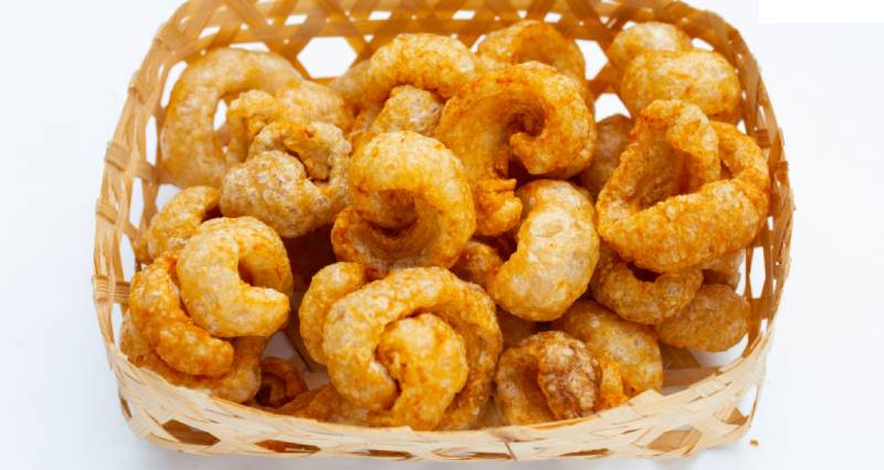 Da heo chiên cuộn tròn giòn rụm, đựng trong rổ tre