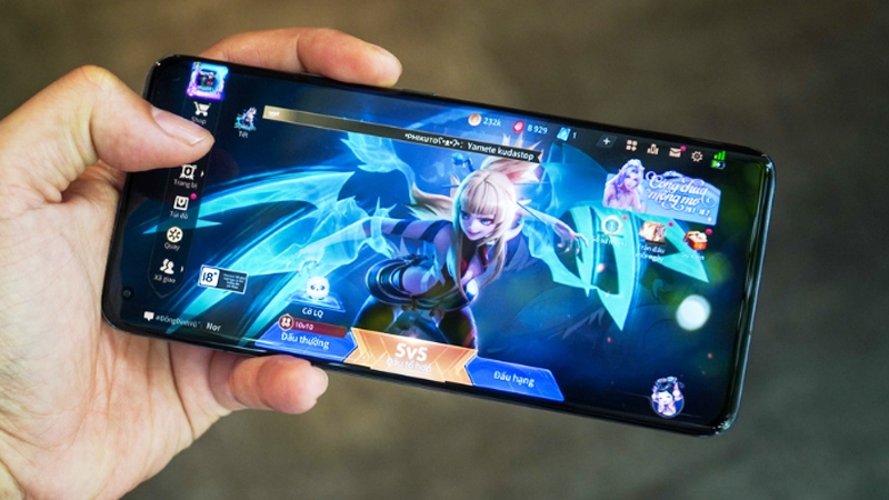 Người chơi cầm điện thoại chơi Liên Quân Mobile với đồ họa sắc nét